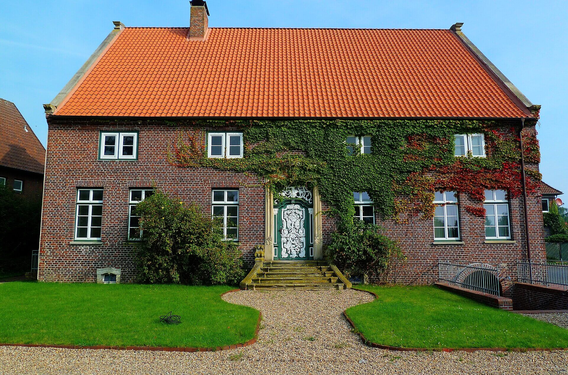 Hemkensches Kaufmannshaus mit Rokokotür von 1754 in Bockhorn, Friesland