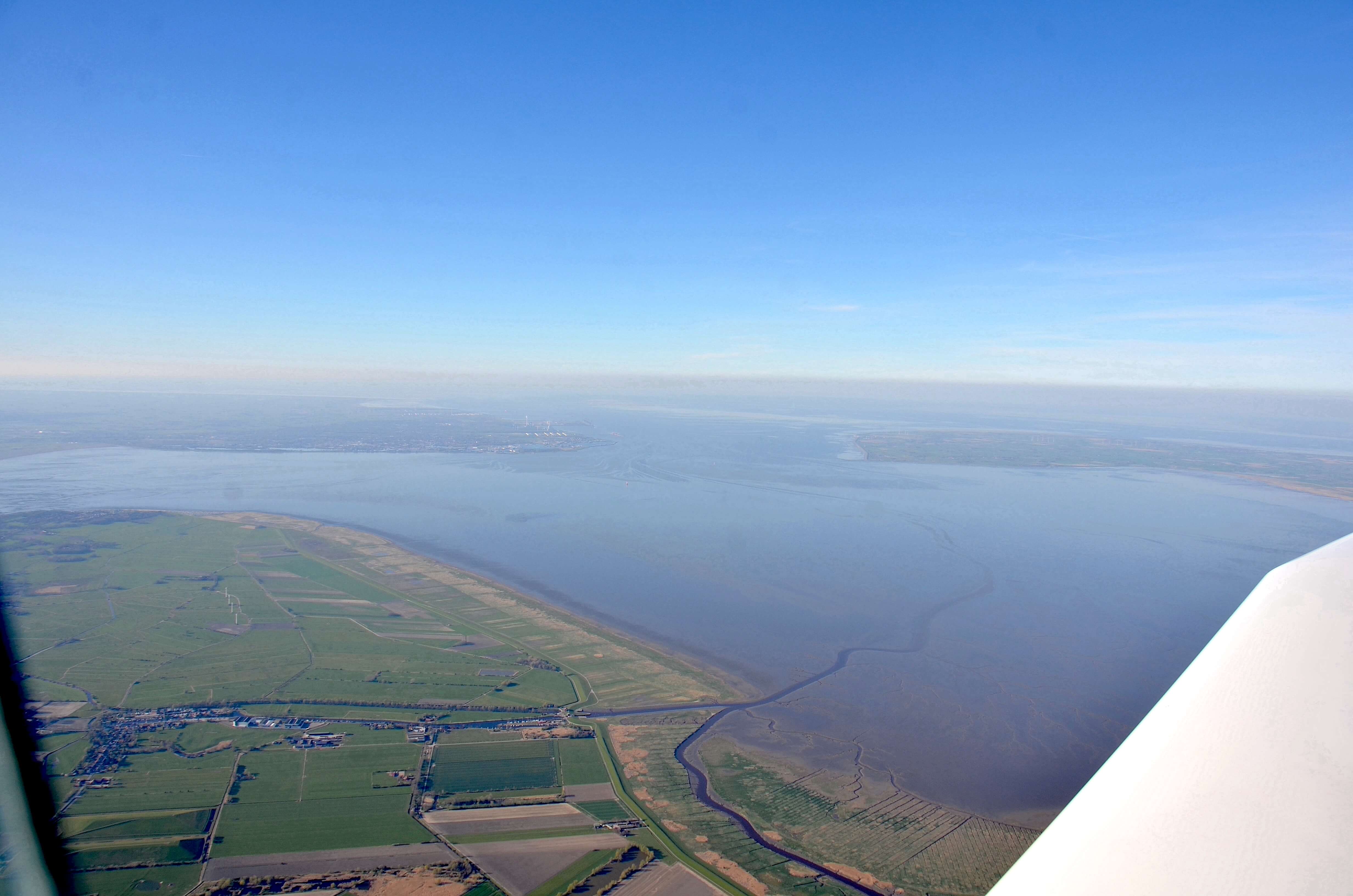 Luftaufnahme des Vareler Hafens am Jadebusen